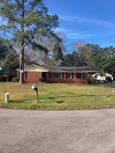 Main picture of 3050 Angus Dr N