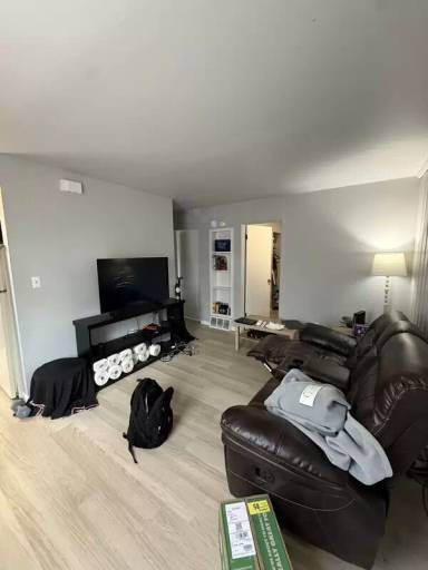 Main picture of 156 W 8th Ave