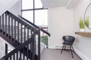Main picture of 450 Ferry St