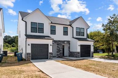 Main picture of 814 Crown Point Dr