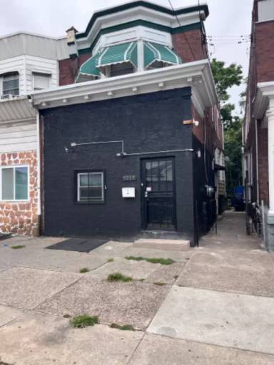 Main picture of 5235 Woodland Ave