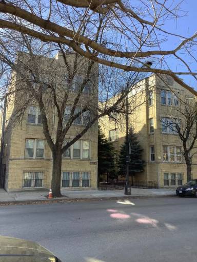 Main picture of 4823 W Addison St