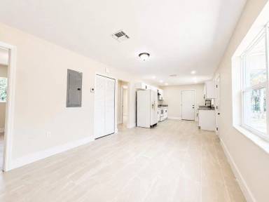 Main picture of 4426 Poinsettia St