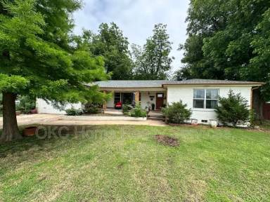 Main picture of 607 Garth Brooks Blvd