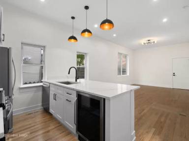Main picture of 2142 N Maplewood Ave