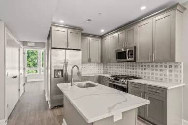 Main picture of 2218 N Franklin St