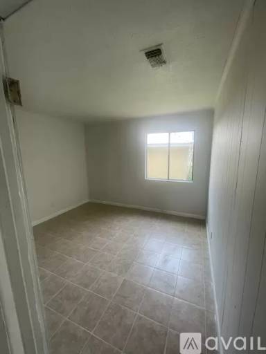Main picture of 715 W 13th St