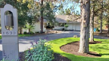 Main picture of 1633 NW Summit Dr