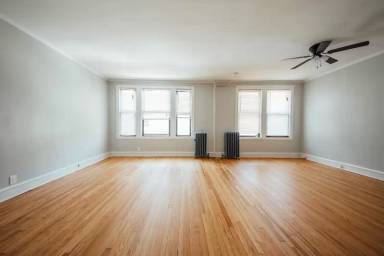 Main picture of 3223 N Clark St
