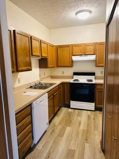 Main picture of 729 Parkside Reserve St