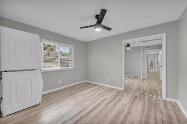 Main picture of 1132 W 41st Ter