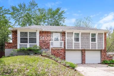 Main picture of 805 NW Canterbury Rd