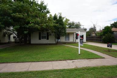 Main picture of 2403 30th St