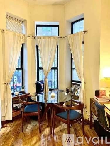 Main picture of 63 W 68th St