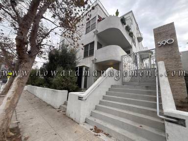 Main picture of 590 N Rossmore Ave