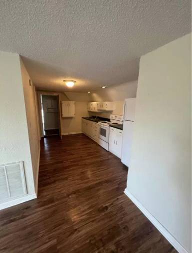 Main picture of 319 E Van Buren St
