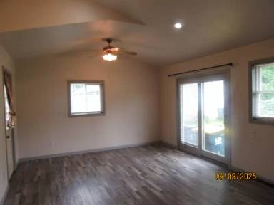 Main picture of 103 W Walnut St
