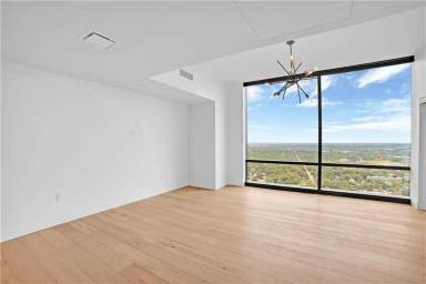 Main picture of 70 Rainey Condo