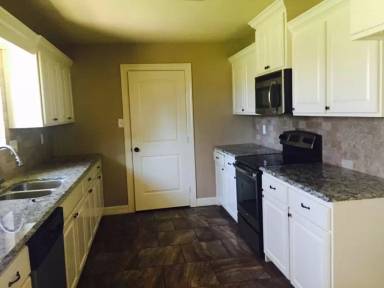 Main picture of 215 Syble Ln