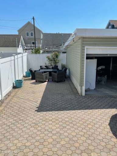 Main picture of 115 18th Ave