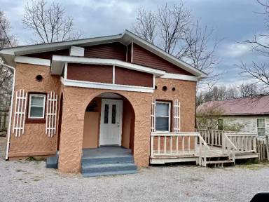 Main picture of 830 W 5th St