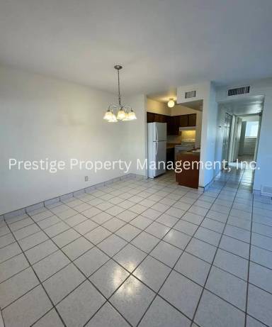 Main picture of 2121 N Bell Ave