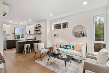 Main picture of 2615 Franklin Ave E