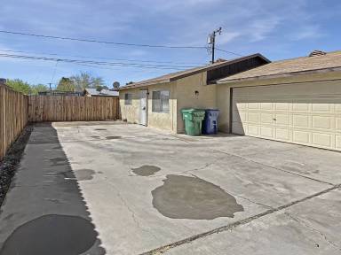 Main picture of 833 Commercial Ave