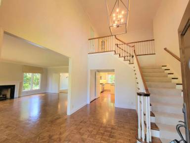 Main picture of 339 Selby Ln