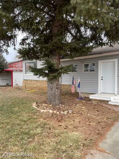 Main picture of 609 E 3rd St