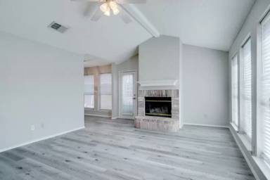 Main picture of 215 Colt Ln