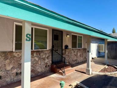 Main picture of 2535 Jensen Ave
