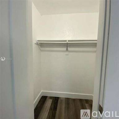 Main picture of 913 NE 17th Ct