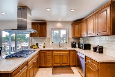 Main picture of 5075 Leo St