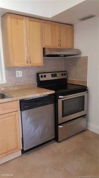 Main picture of VILLAGE AT DADELAND CONDO