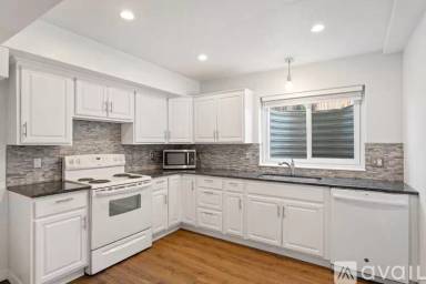 Main picture of 6 W Brookside St