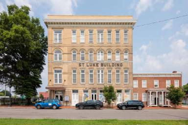 Main picture of 900 St James St