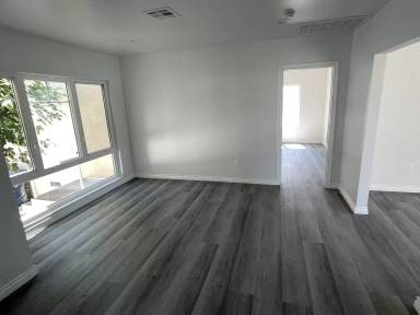 Main picture of 2804 W Grand Ave