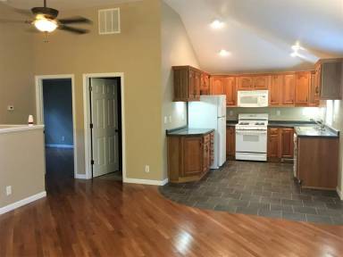 Main picture of 902 E Illinois St