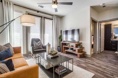 Main picture of 138 W Davis St