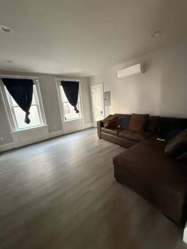 Main picture of 293 Point St
