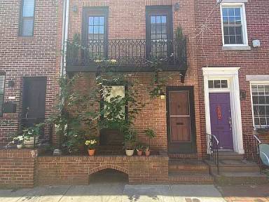 Main picture of 910 S Delhi St