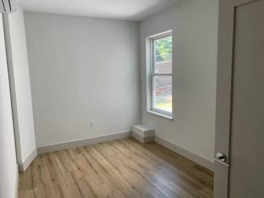 Main picture of 564 Main St