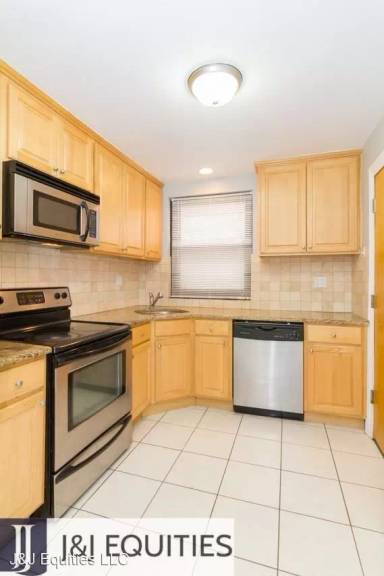 Main picture of 7320 N Ridge Blvd