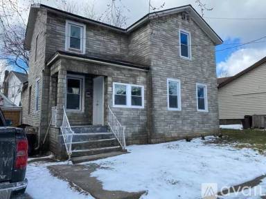 Main picture of 104 E Oak Orchard St