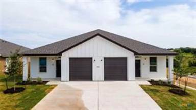 Main picture of 121 Leon Ln