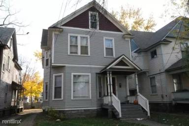 Main picture of 615 Village St