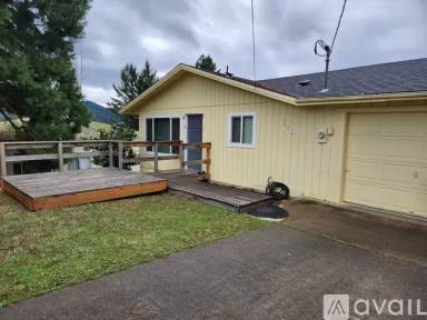 Main picture of 625 N Umatilla St