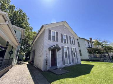 Main picture of 140 1/2 E 6th Ave