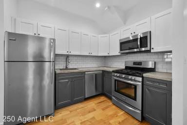 Main picture of 250 S 3rd St